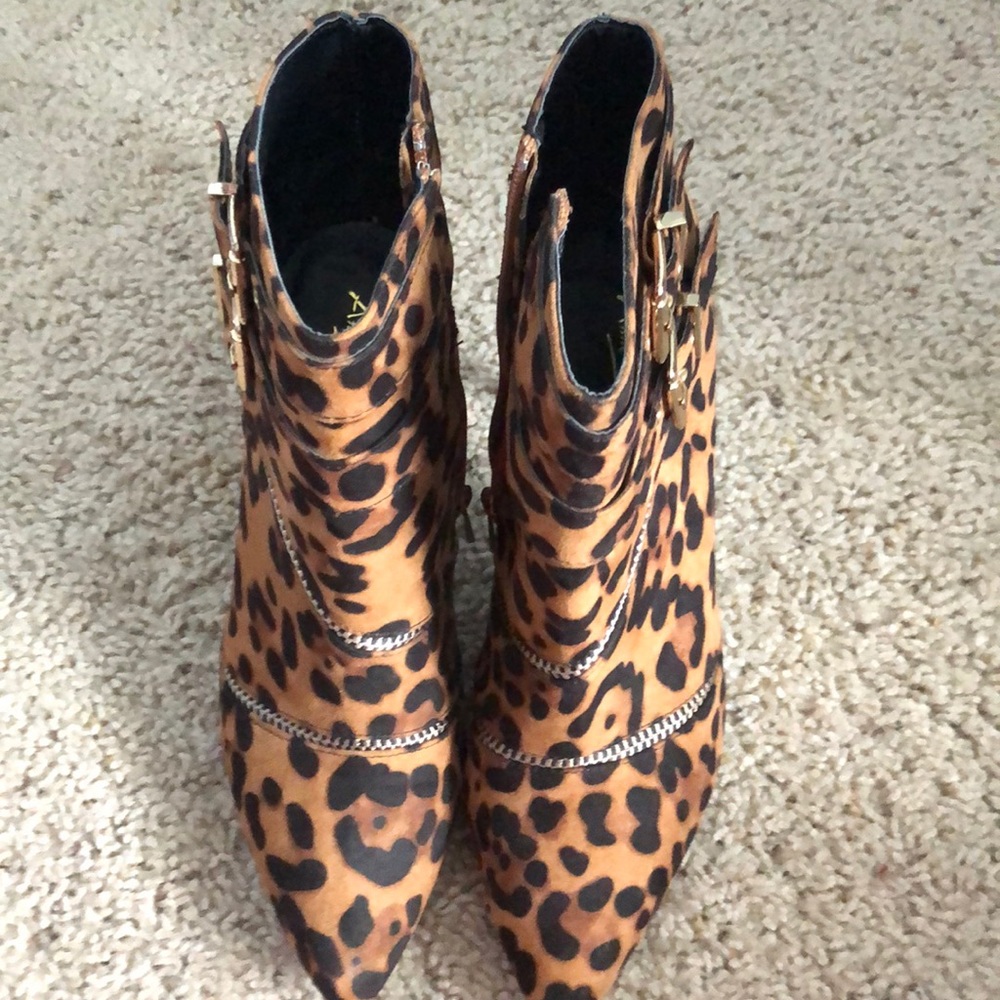 Like new!! Anne Michelle leopard boots in size 8